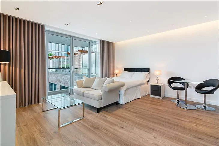 Flat Leman Street in Greater London