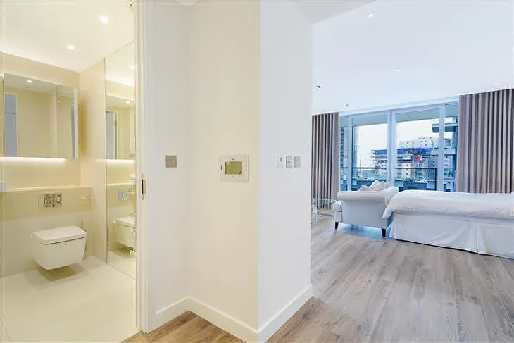 Flat Leman Street in Greater London