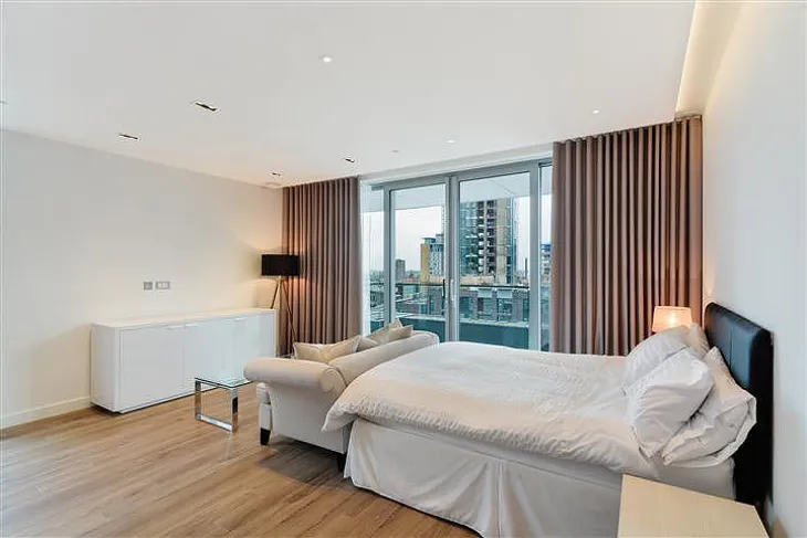 Flat Leman Street in Greater London