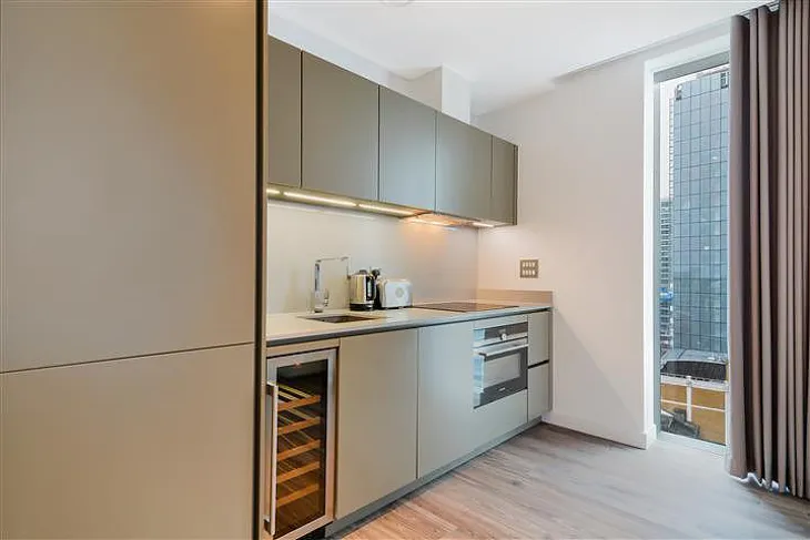 Flat Leman Street in Greater London