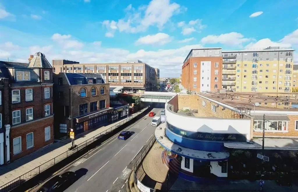 Flat Woodcote Road in Greater London