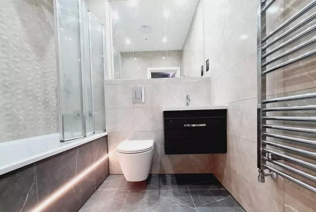 Flat Woodcote Road in Greater London