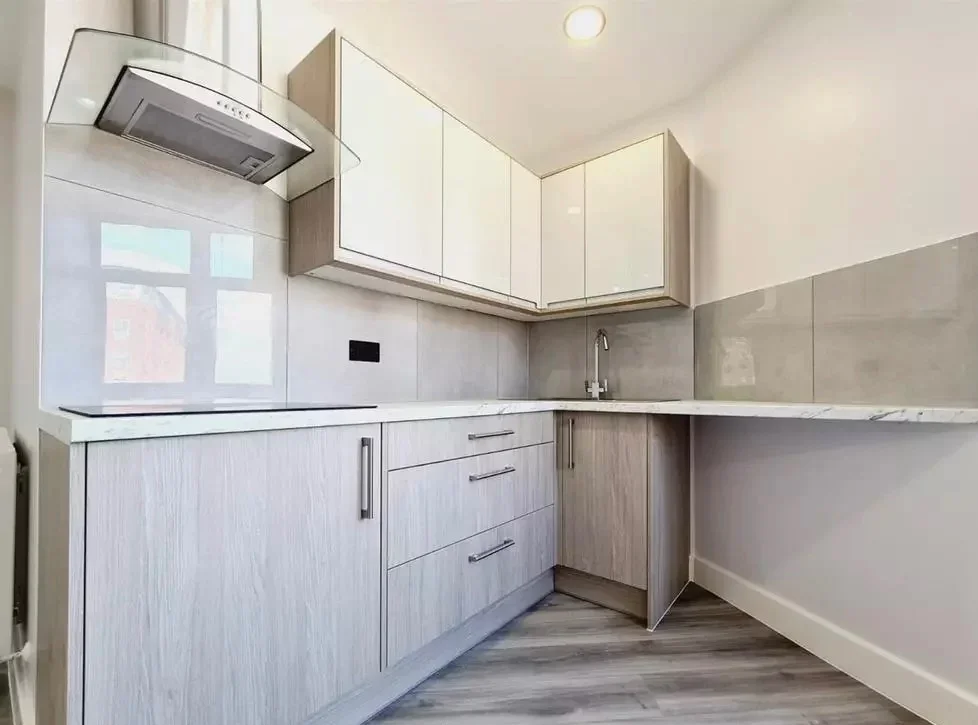 Flat Woodcote Road in Greater London