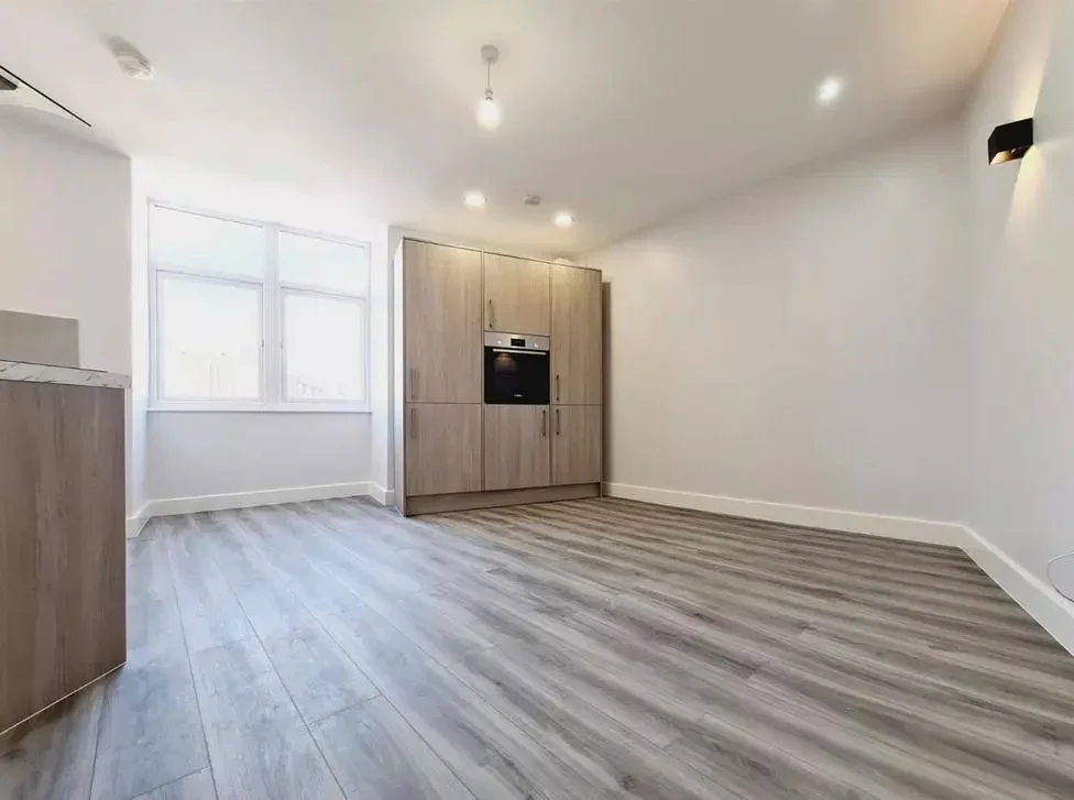 Flat Woodcote Road in Greater London