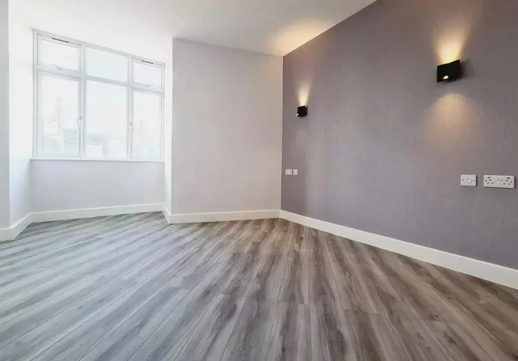 Flat Woodcote Road in Greater London