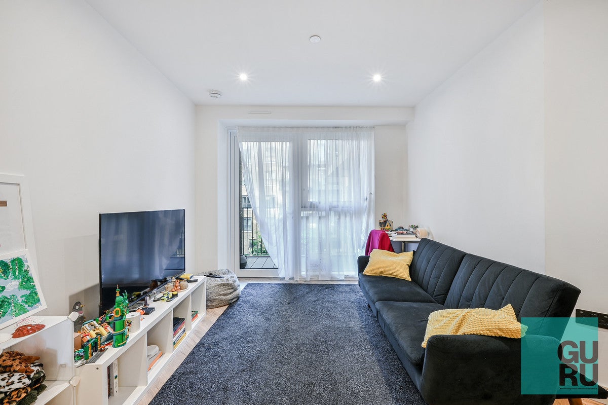Flat Wheatfield Way in London