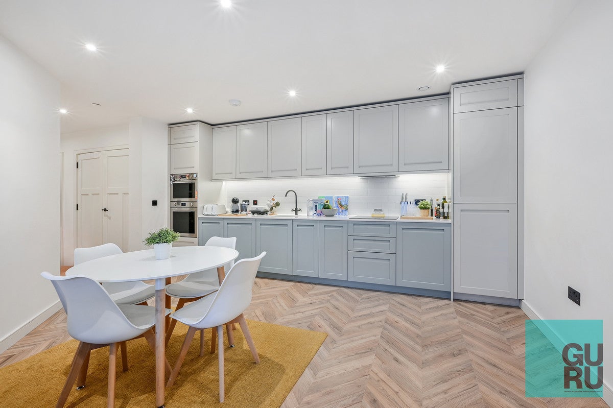 Flat Wheatfield Way in London