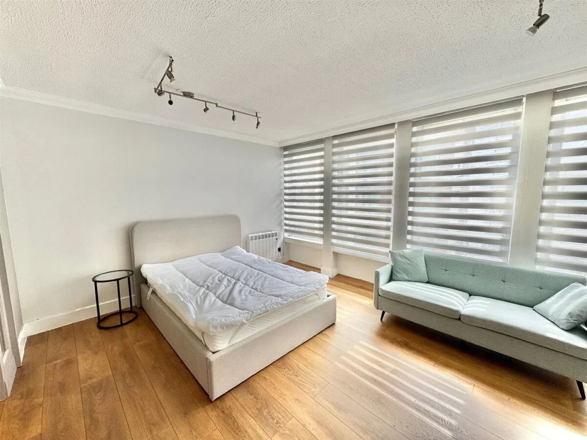 Flat Rochester Row in City of Westminster