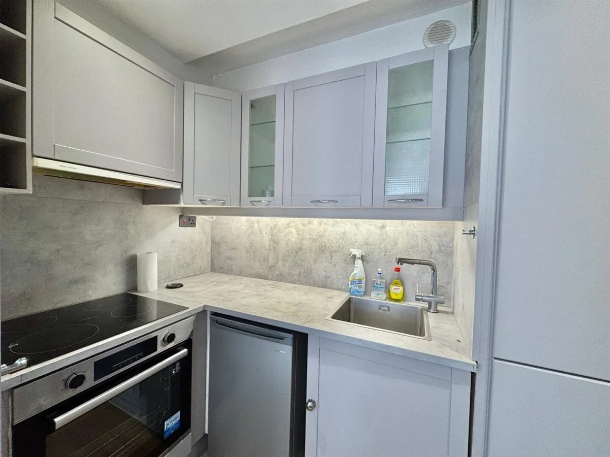 Flat Rochester Row in City of Westminster
