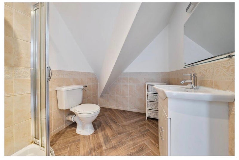 Room Beckett Road in Reigate and Banstead