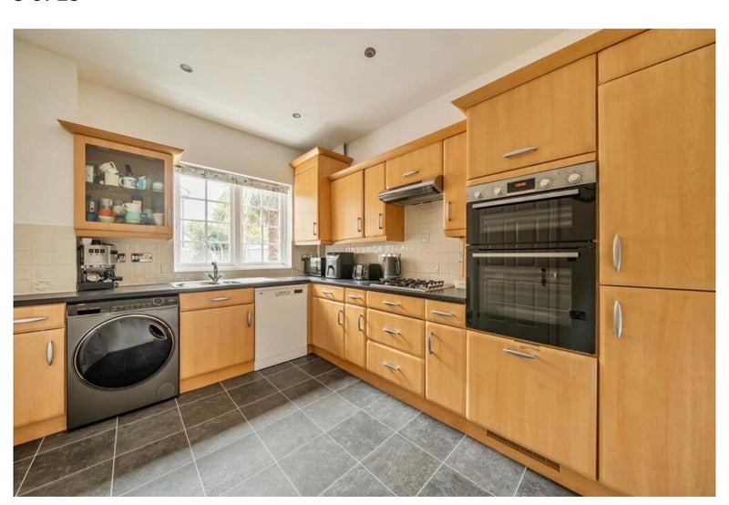 Room Beckett Road in Reigate and Banstead