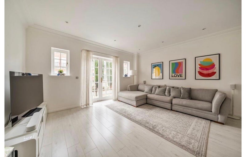 Room Beckett Road in Reigate and Banstead