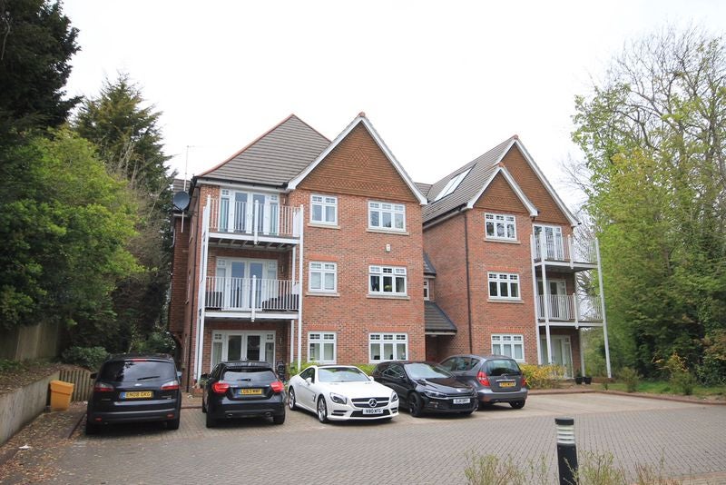 Flat Tupwood Lane in Caterham Valley