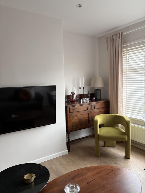 Room Hassop Avenue in Salford