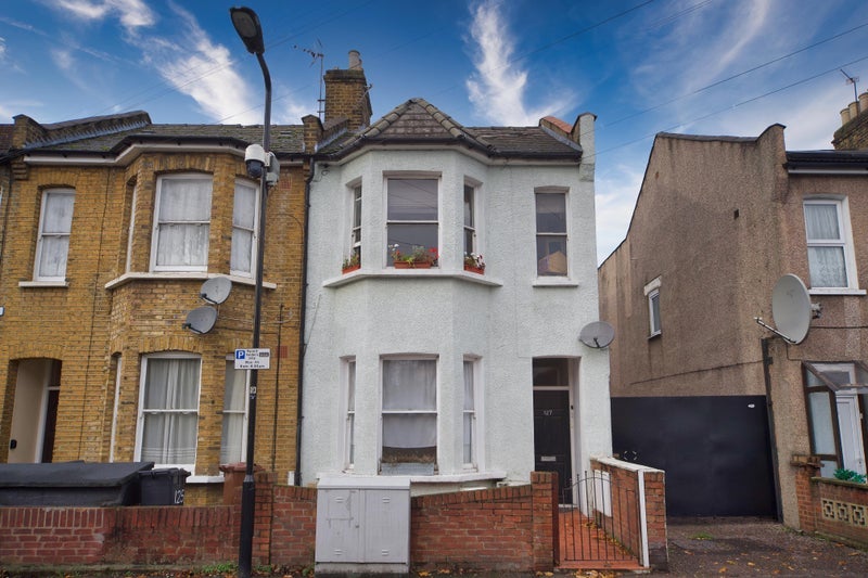 Flat Newport Road in Greater London