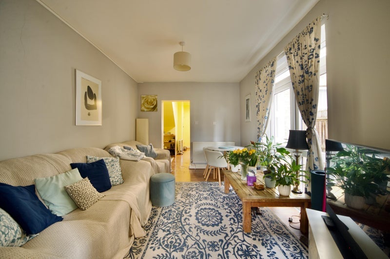Flat Newport Road in Greater London