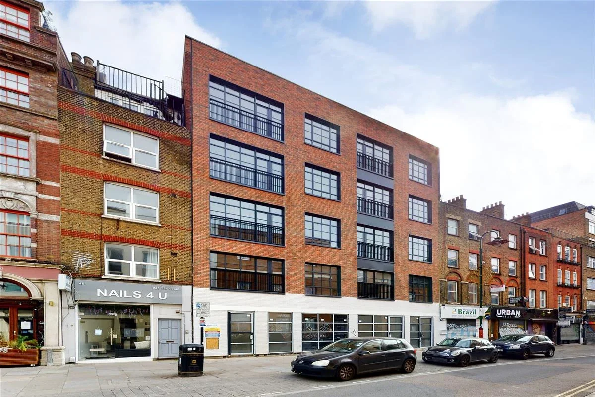 Flat Osborn Street in Greater London