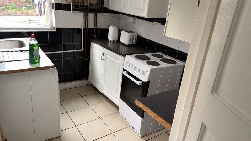 Room Siemens Close in Sheffield