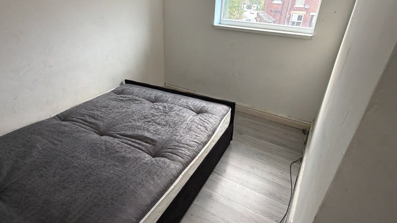 Room Siemens Close in Sheffield