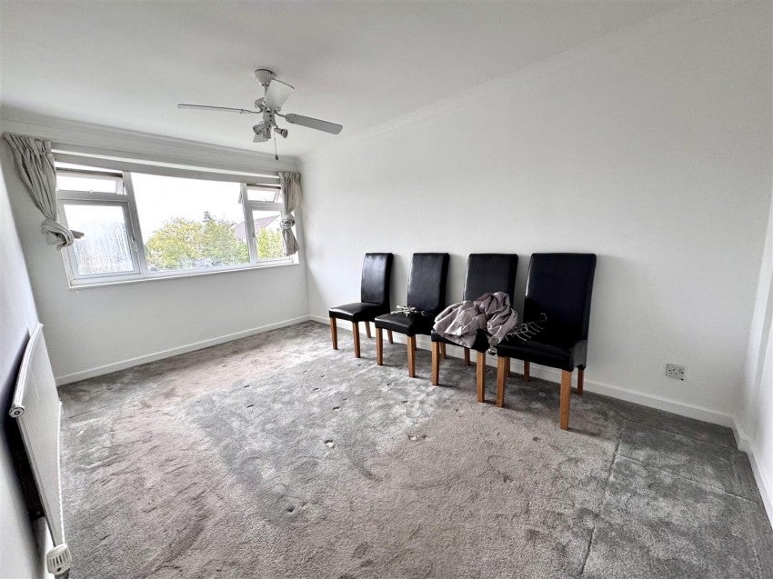 Flat Nursery Avenue in Greater London