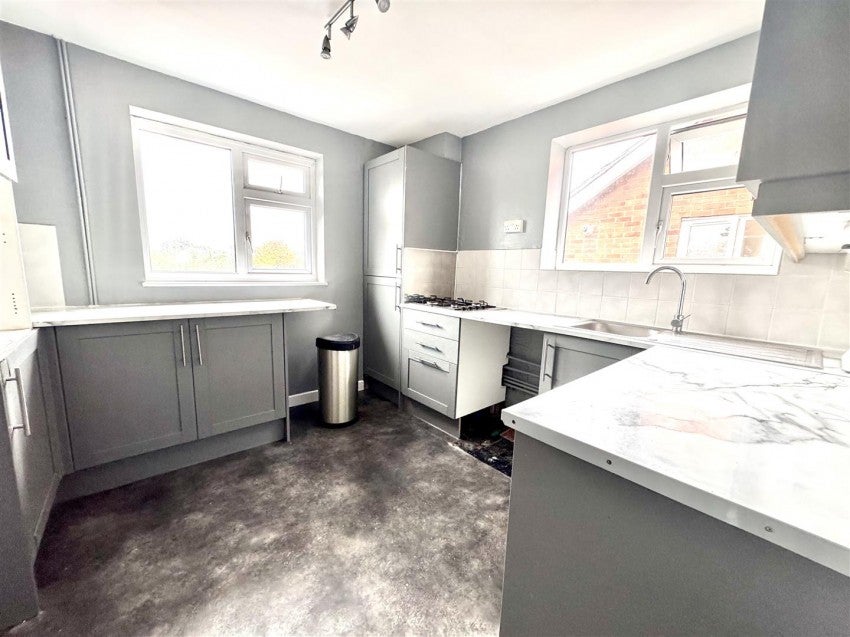 Flat Nursery Avenue in Greater London