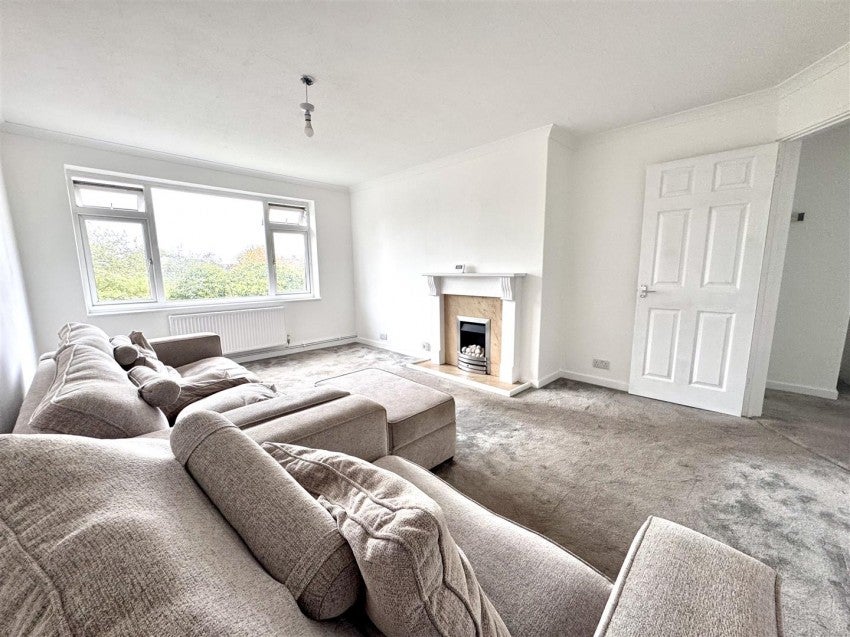 Flat Nursery Avenue in Greater London