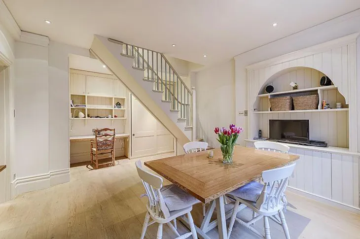 Flat Egerton Place in Greater London