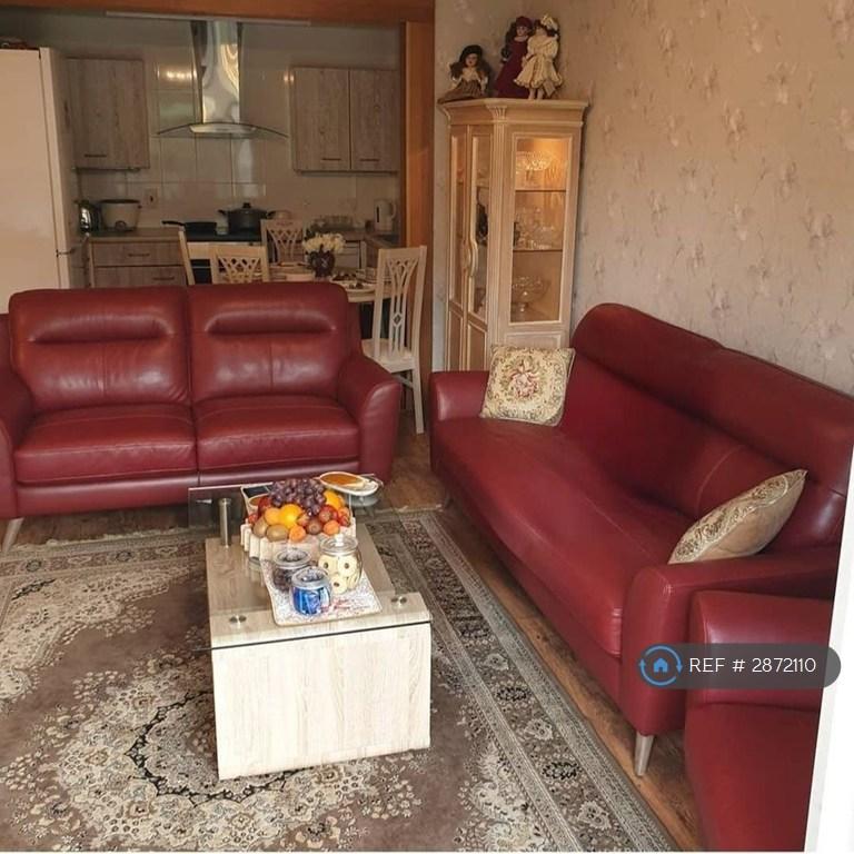 Flat Rookery Way in Greater London