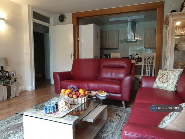 Flat Rookery Way in Greater London