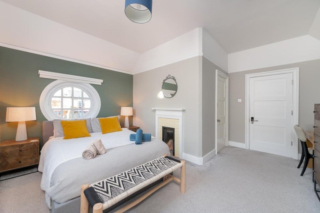 Flat Broadwater Road in Greater London