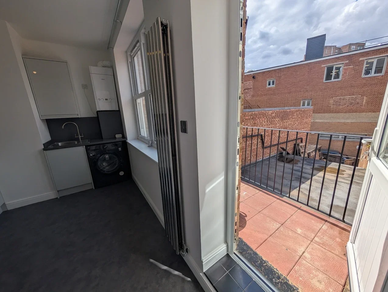 Flat Woodcote Road in Greater London