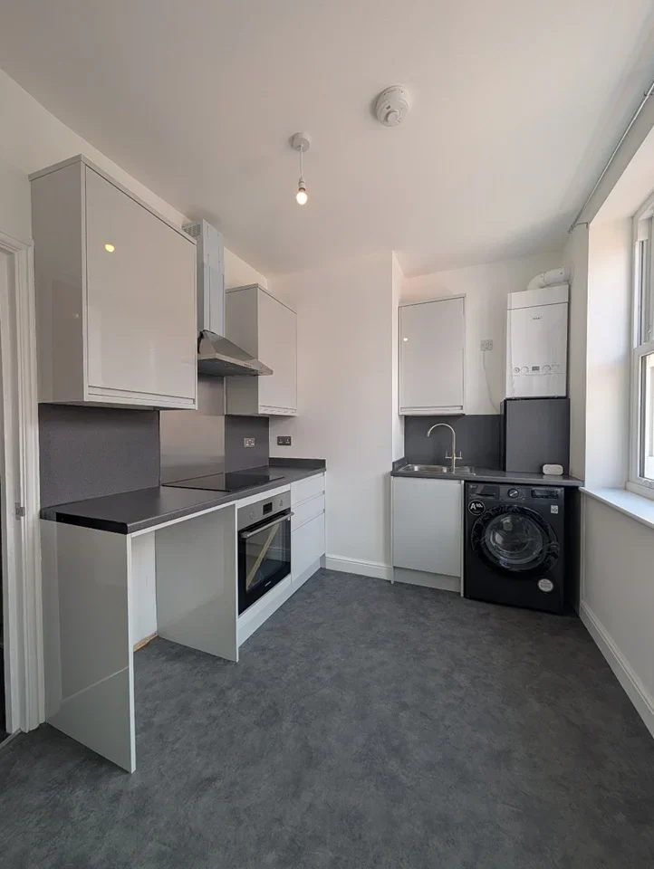 Flat Woodcote Road in Greater London