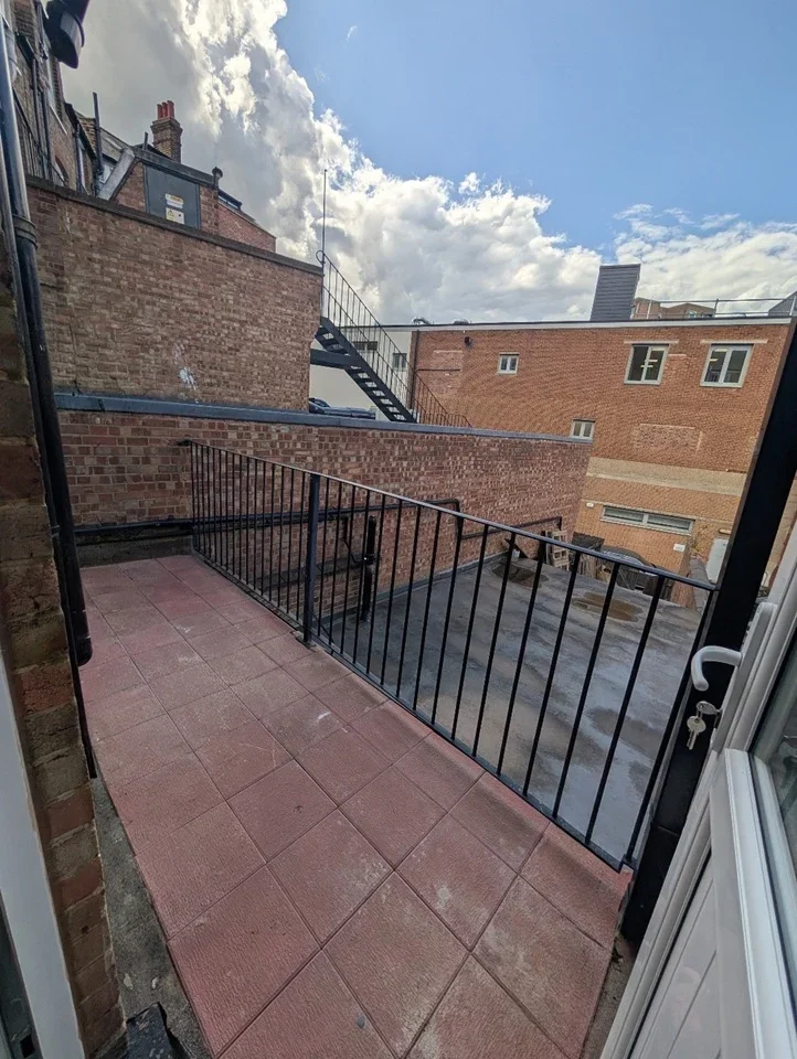 Flat Woodcote Road in Greater London