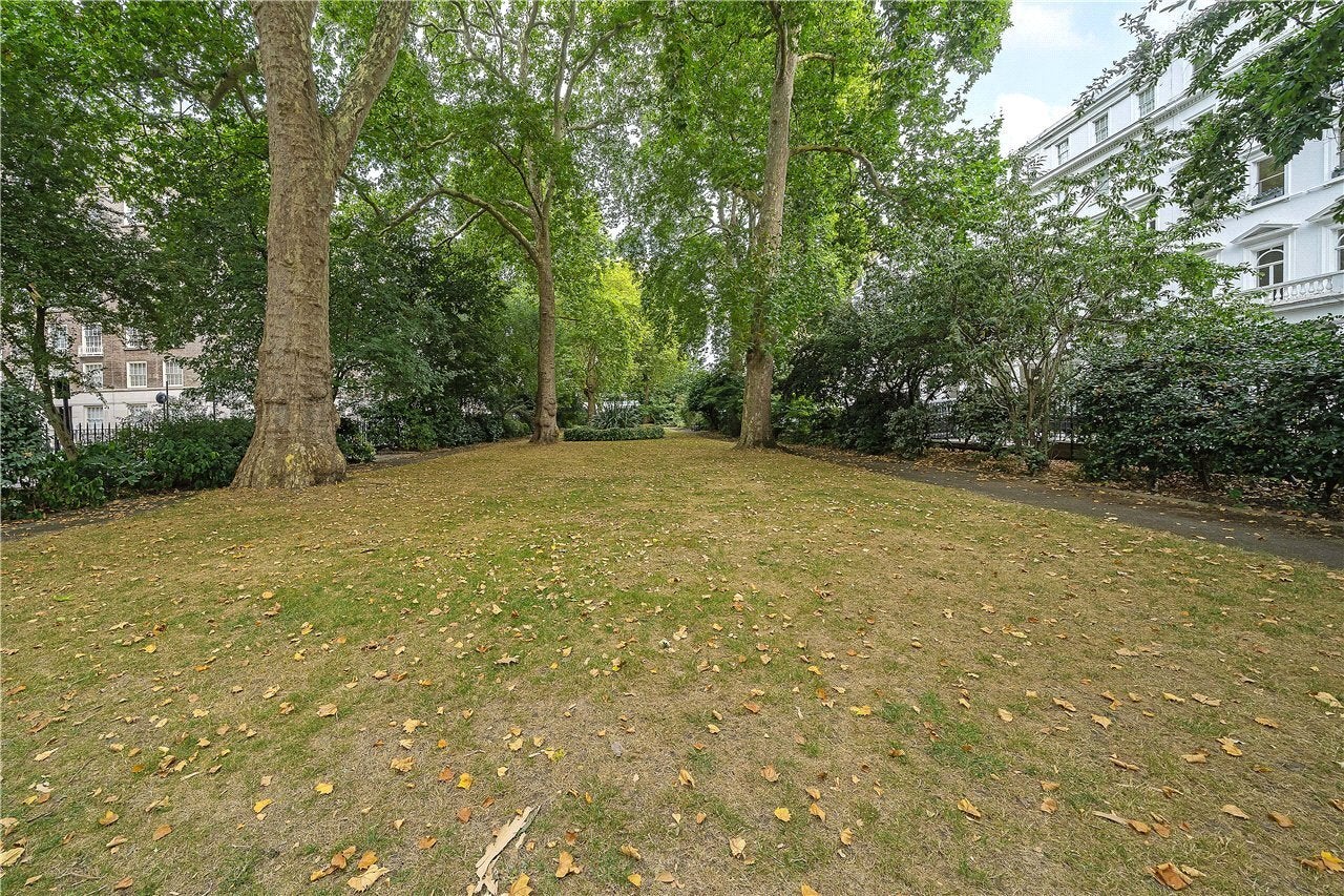 Flat Lowndes Square in Greater London