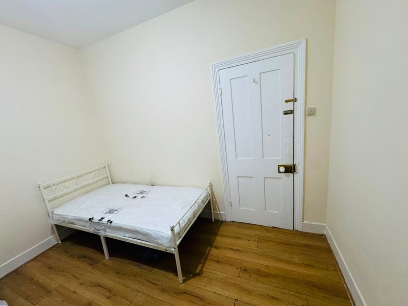 Room Meanley Road in Greater London