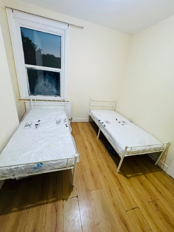 Room Meanley Road in Greater London