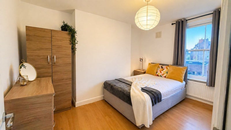 Room New Cross Road in Greater London