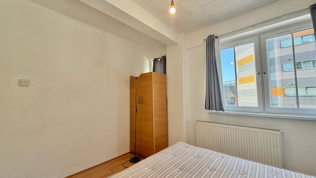 Flat Druid Street in Greater London