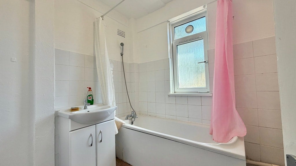 Flat Druid Street in Greater London