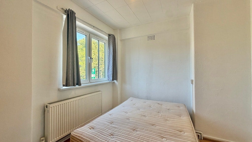 Flat Druid Street in Greater London