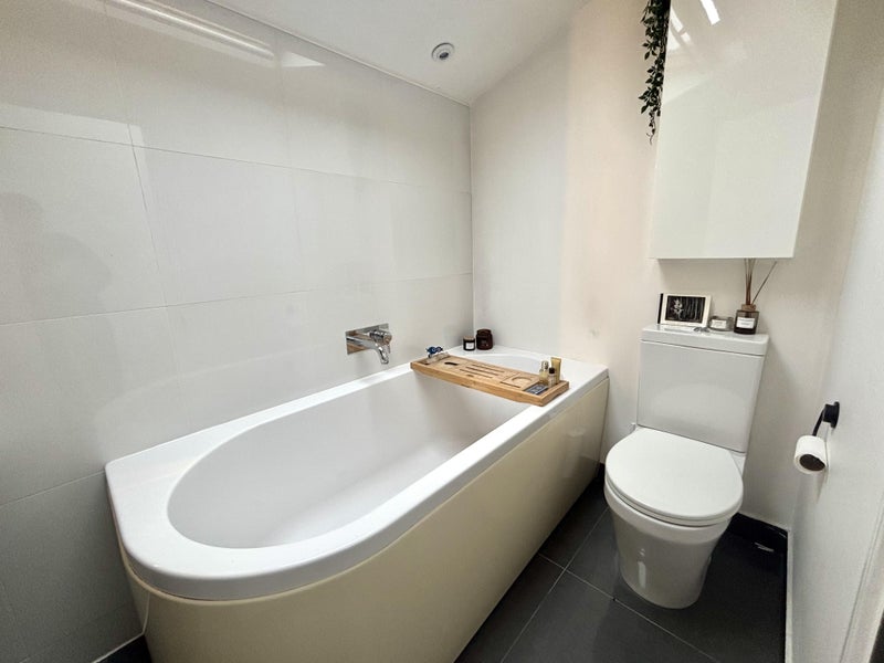 Room Yalding Road in Greater London