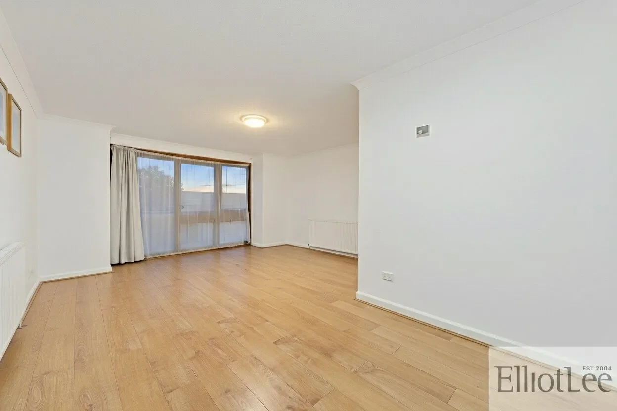 Flat Northolt Road in Greater London