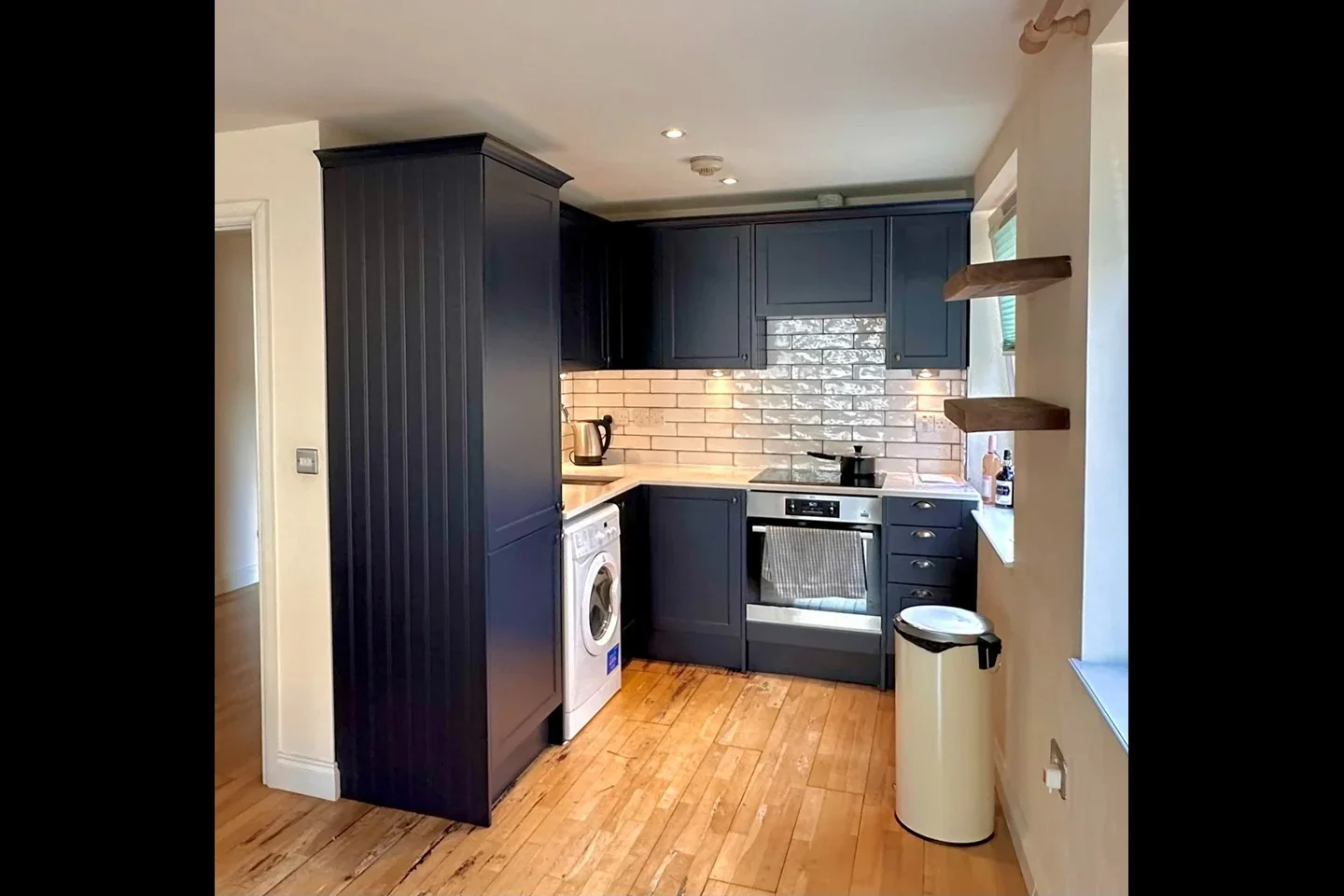 Flat Dewey Lane in Greater London