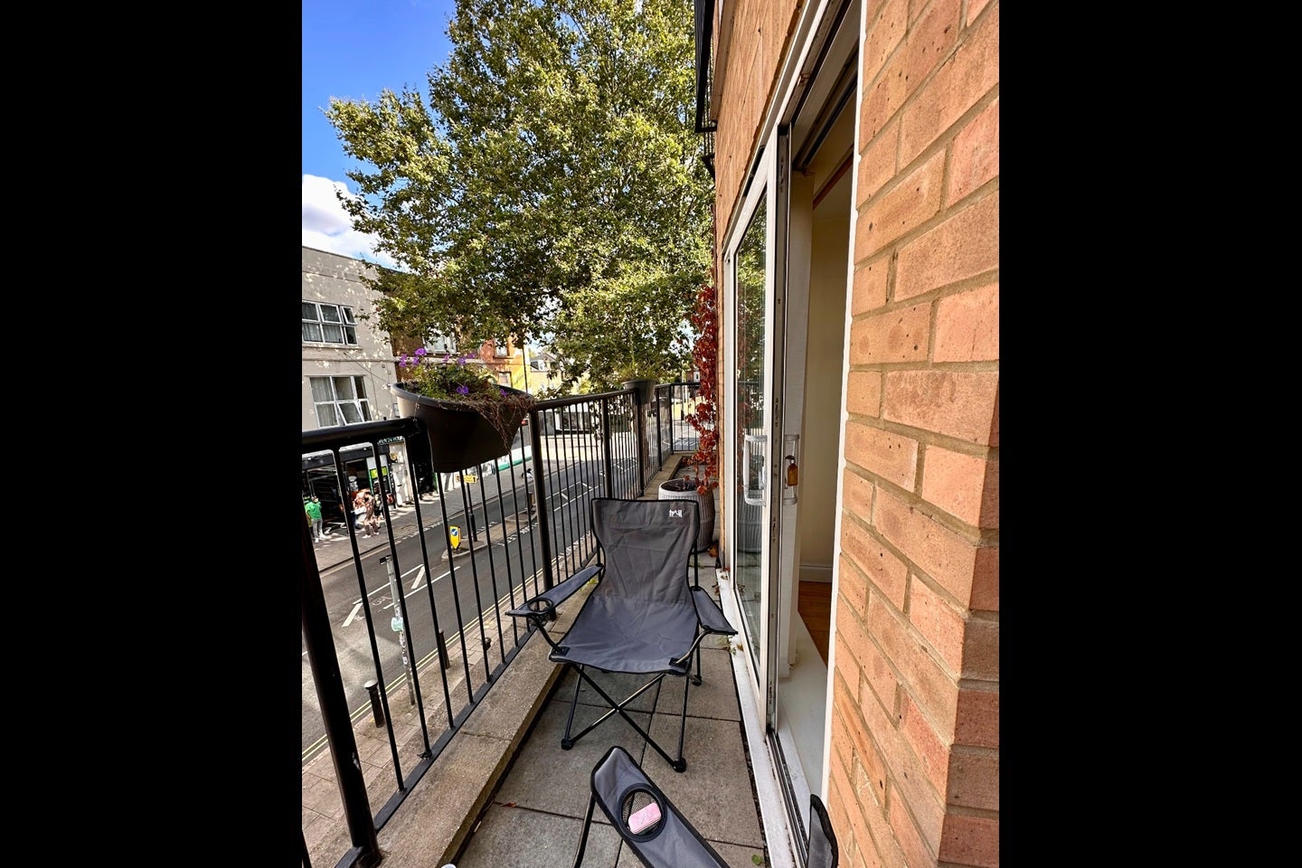 Flat Dewey Lane in Greater London