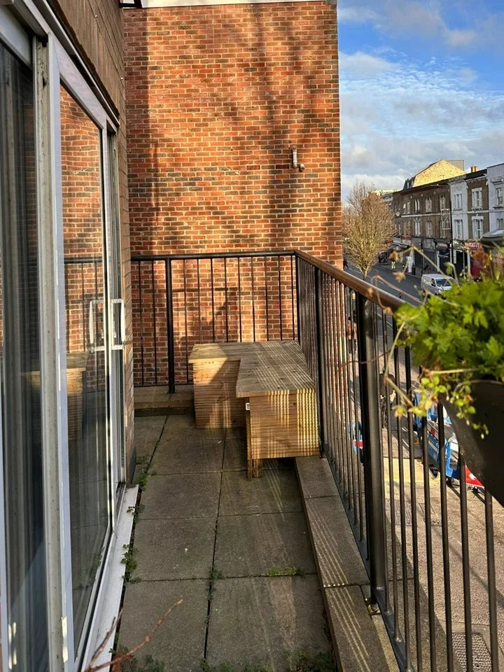 Flat Dewey Lane in Greater London