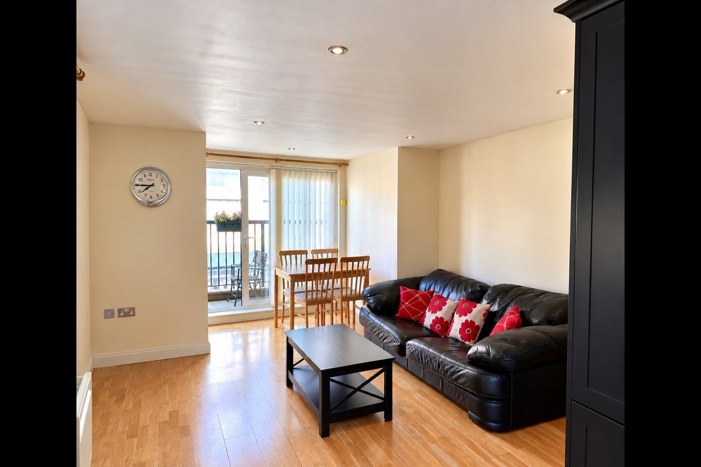 Flat Dewey Lane in Greater London