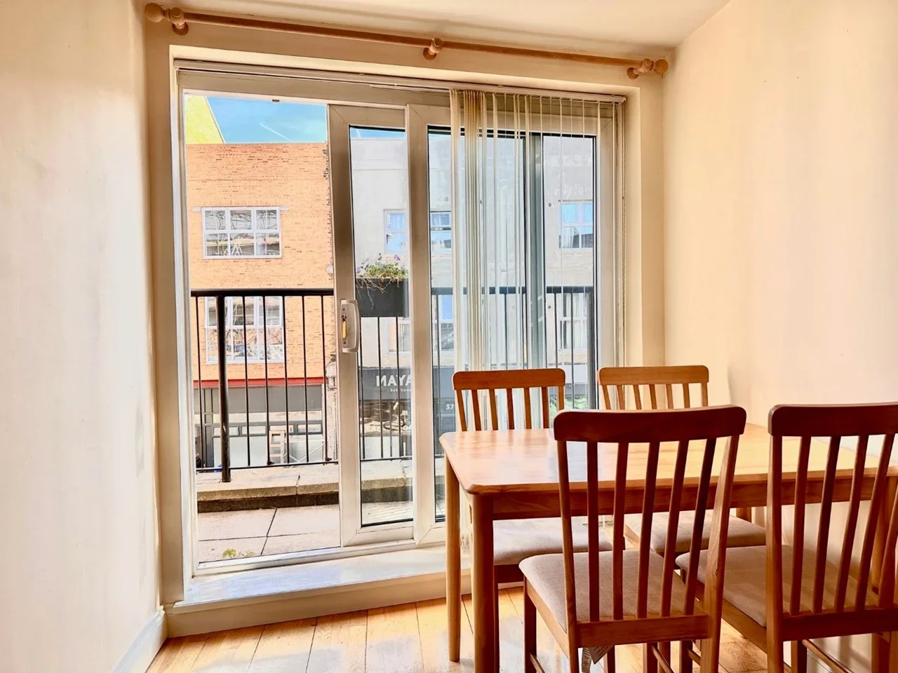 Flat Dewey Lane in Greater London
