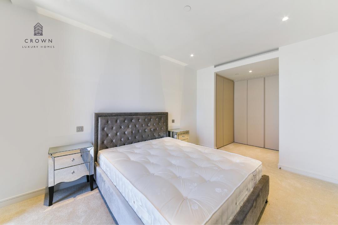 Flat South Quay Walk in Greater London