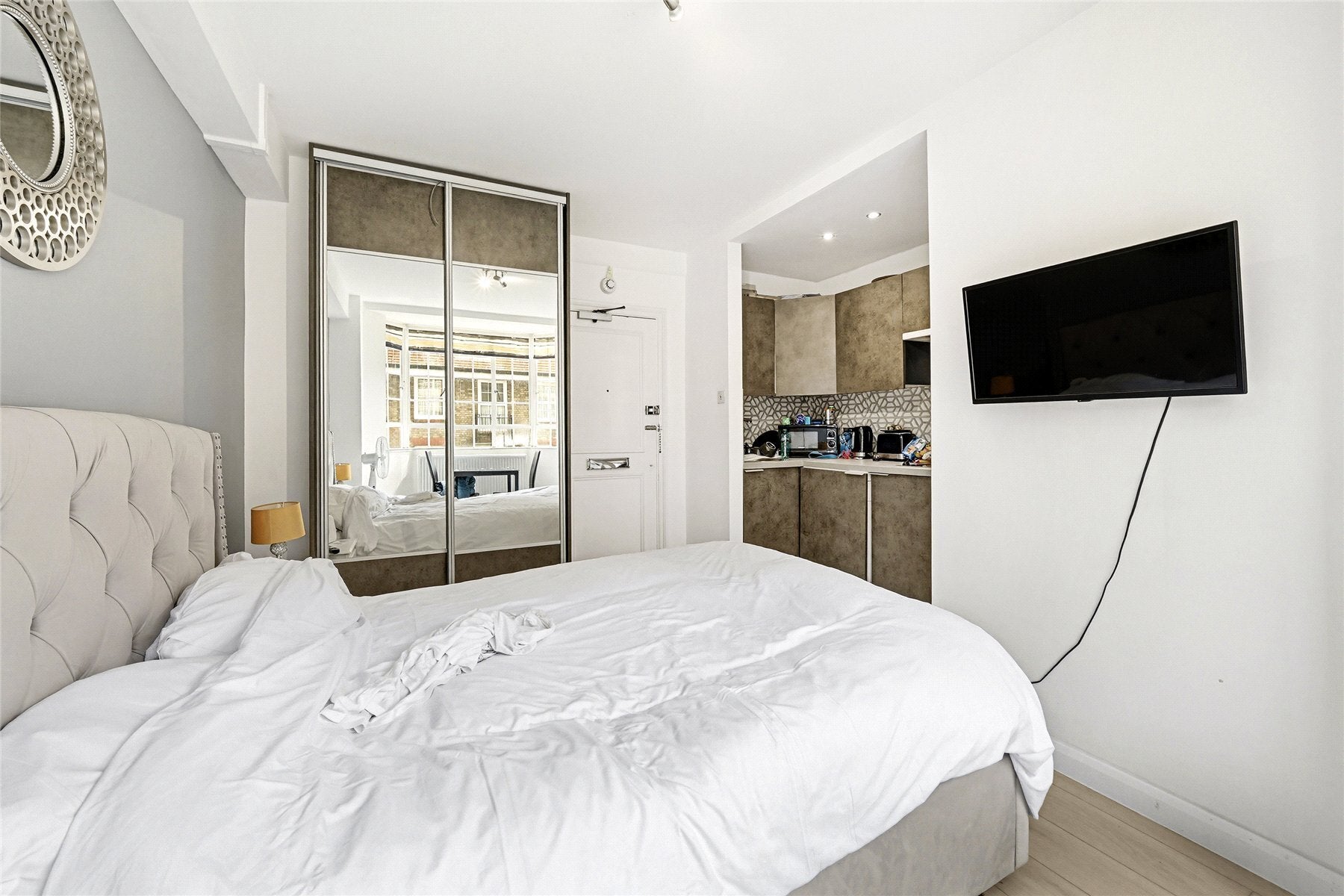 Flat Lincoln Street in Greater London