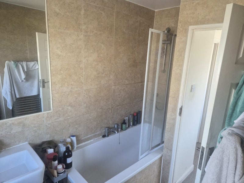 Room Roundhay Close in Greater London